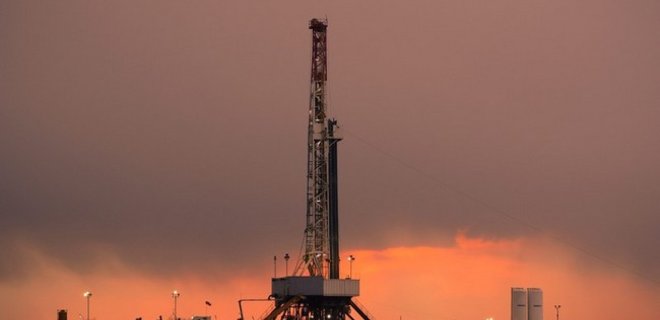 Нефть дешевеет на данных о запасах в США - Фото
