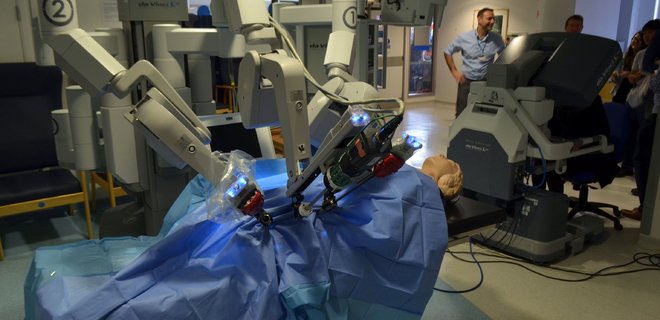 В Великобритании робот-хирург пересадил почки двум пациентам - Фото