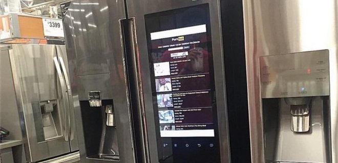 Умный холодильник зашел на PornHub прямо в магазине электроники  - Фото