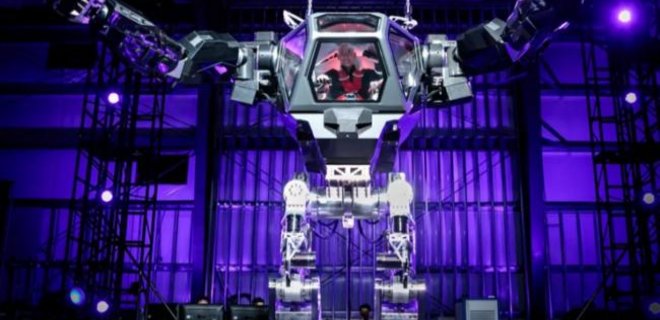 Глава Amazon испытал огромного человекоподобного робота: фото - Фото