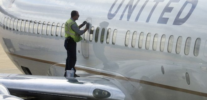 United Airlines потеряла $1 млрд из-за избиения пассажира - Фото