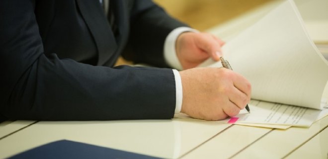 Порошенко подписал закон об отмене печатей - Фото