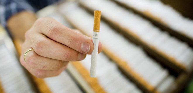 Кабмин предлагает отменить минимальные цены на сигареты - Фото