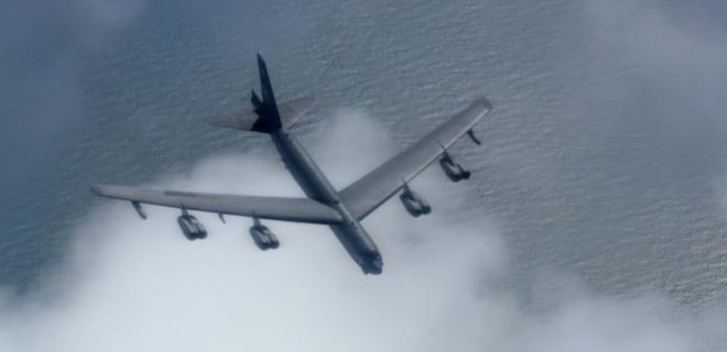 Легендарные бомбардировщики B-52 прослужат США еще 22 года - Фото