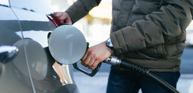 Дешевая нефть. АМКУ ждет снижения цен на бензин - Фото