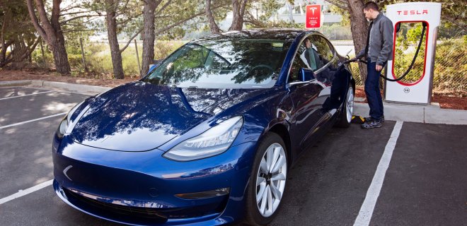 Tesla снова снизила цену на Model 3 - Фото