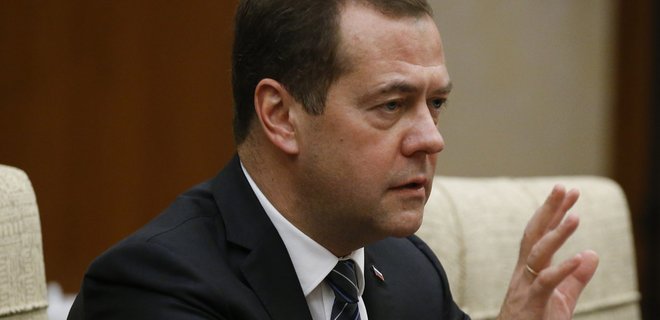 Медведев предложил запретить американские товары в России - Фото