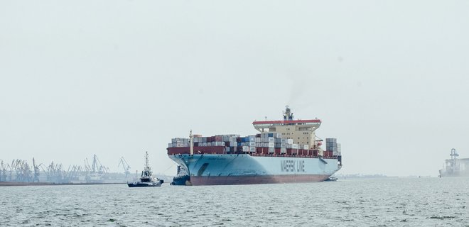 В порт Южный зашел самый крупный контейнеровоз в истории гавани - Фото