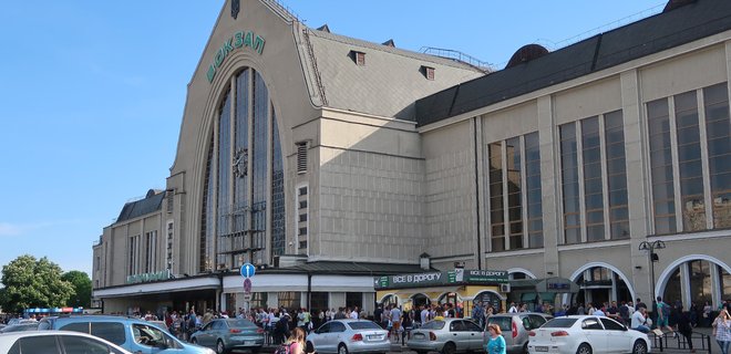 В Киеве на центральном ж\д вокзале демонтировали десятки МАФов: фото - Фото