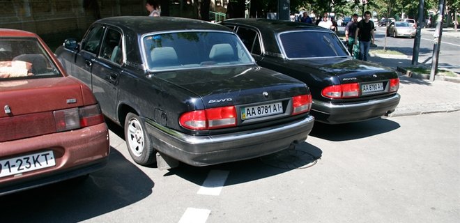 В Украине запретили проектировать парковки на тротуарах - Фото
