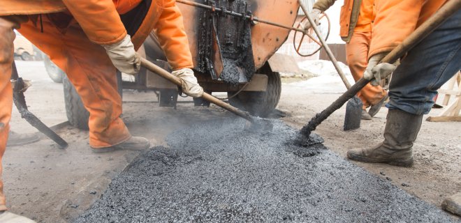 Беларусы выиграли рекордный тендер на ремонт дорог в Украине - Фото