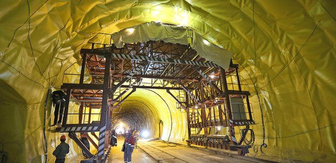 Гройсман назвал сроки ввода в эксплуатацию Бескидского тоннеля - Фото