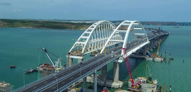 Оккупанты открыли движение по мосту в Крым - Фото