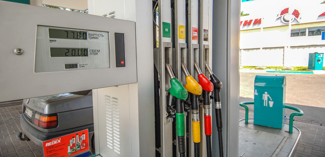 Крупные сети АЗС продолжают снижать цены на бензин - Фото