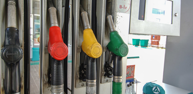Крупные АЗС снова снизили цены на бензин и ДТ - Фото