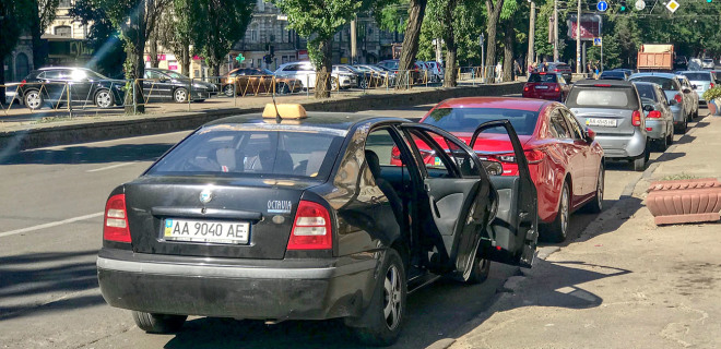 На платних паркомісцях уздовж доріг Києва роблять розмітку - Фото