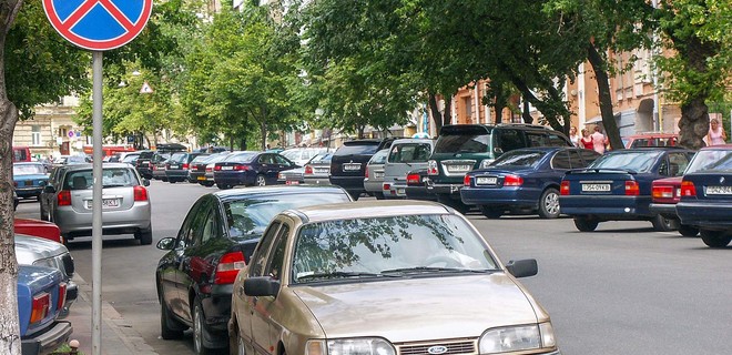 Тротуары без автомобилей: Кабмин изменил правила для парковок - Фото