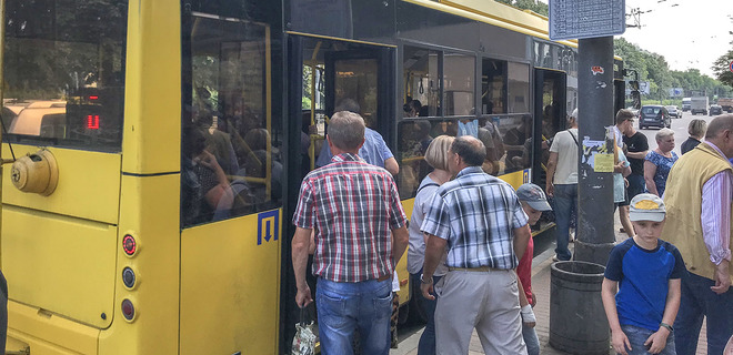 В Киеве заменят тысячу остановок общественного транспорта - Фото