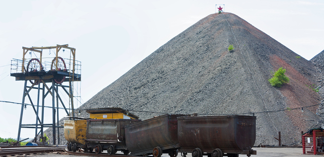 47 горняков шахты Нововолынская бастуют под землей - Фото