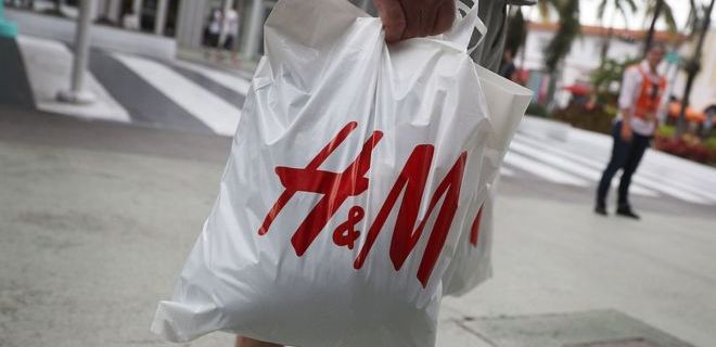 Слабый рост продаж сократил прибыль H&M более чем на четверть - Фото
