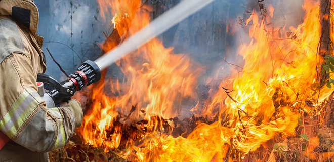 В Луганской области третий день горит завод Фирташа - Фото