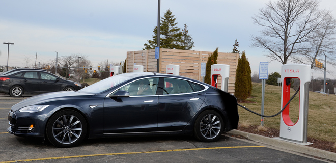 У электрокаров Tesla станет меньше цветов - Фото