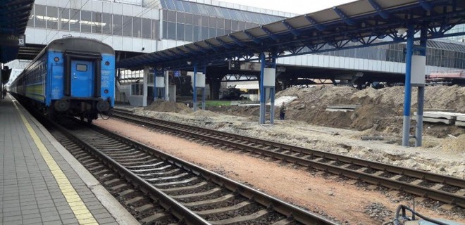 На ж/д вокзале Киева строят платформу для поездов в Борисполь - Фото