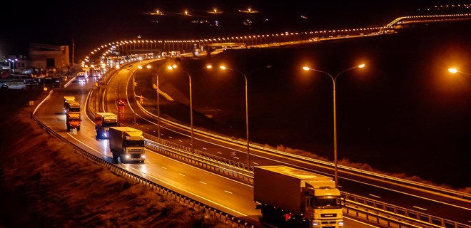 Оккупанты запустили движение грузовиков по Крымскому мосту: видео - Фото
