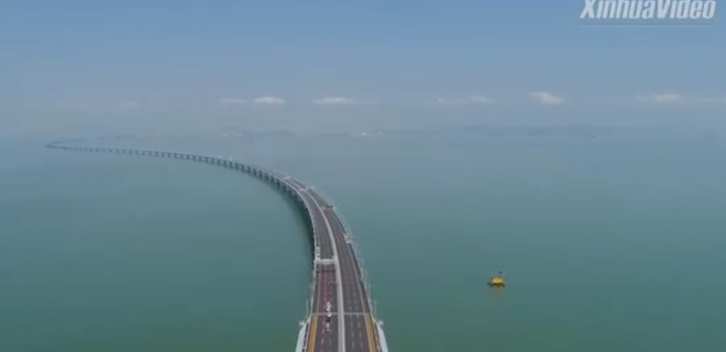 Запущено движение по самому длинному мосту над морем: видео - Фото