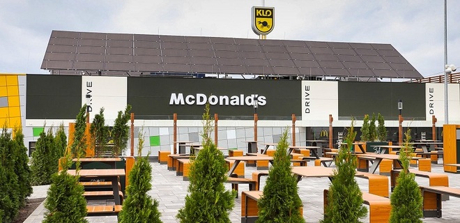 В Украине открылся первый McDonald's на АЗС - Фото