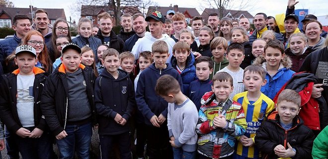 Зинченко провел урок футбола для украинцев в Манчестере: видео - Фото