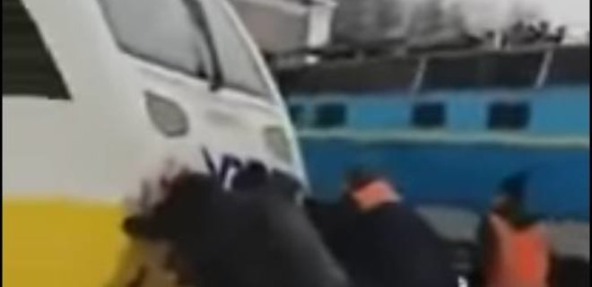 Ручная тяга: как экспресс Киев-Борисполь в депо толкали - видео - Фото