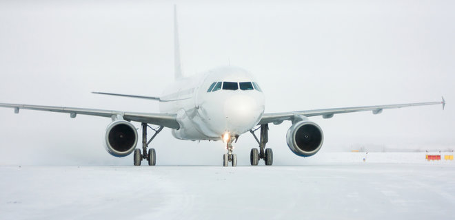 Украинские аэропорты отменяют и задерживают рейсы из-за снегопада - Фото