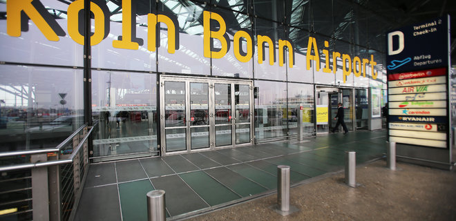 В трех крупных аэропортах Германии началась забастовка персонала - Фото