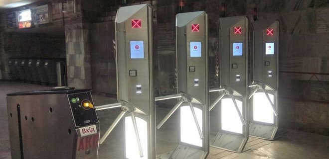 В киевском метро тестируют новые турникеты: фото - Фото