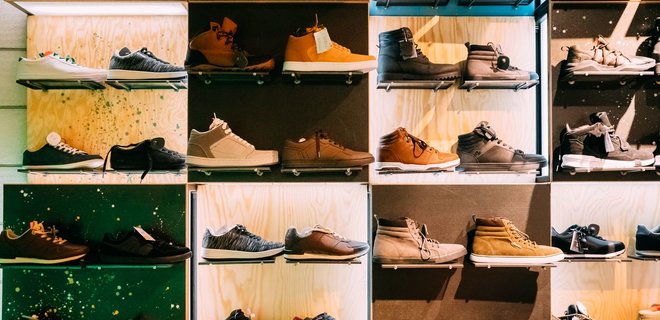 Ким Чен Ын поручил фабрикам копировать кроссовки Nike и Adidas - Фото