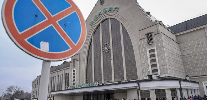 На Центральном ж/д вокзале Киева приостановили работу эскалатора - Фото