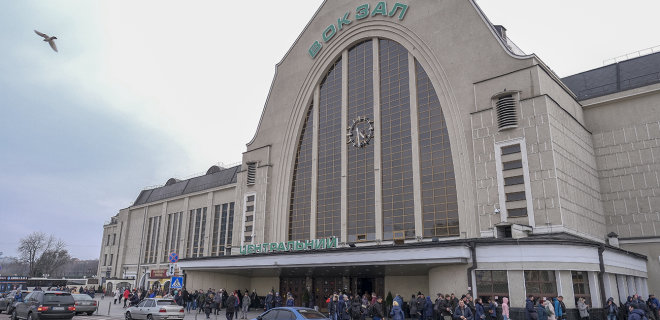 На Центральном вокзале Киева начали сносить МАФы: фото - Фото