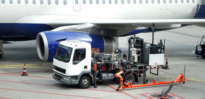Украина вдвое сократила импорт авиационного топлива - Фото