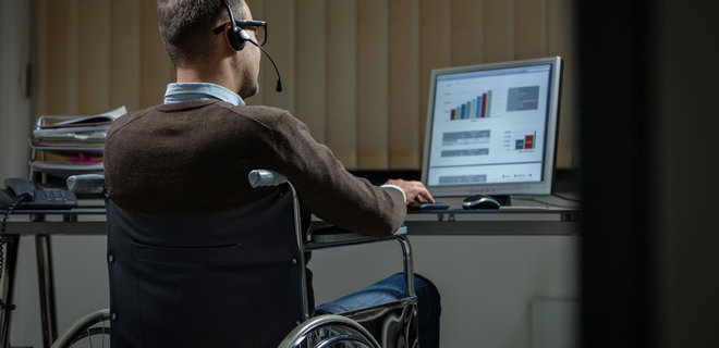 Работодателей обяжут оборудовать места для людей с инвалидностью - Фото