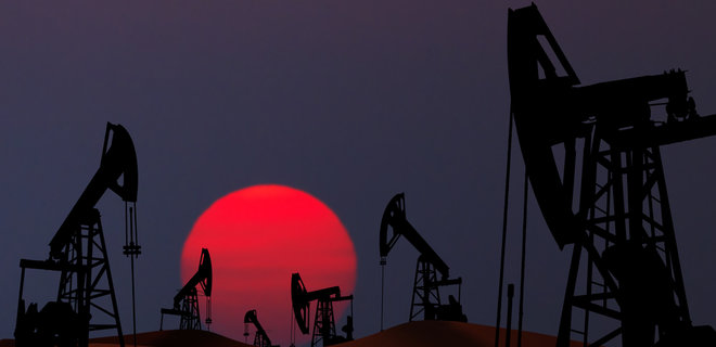 Цены на нефть упали ниже $50 впервые за три года - Фото