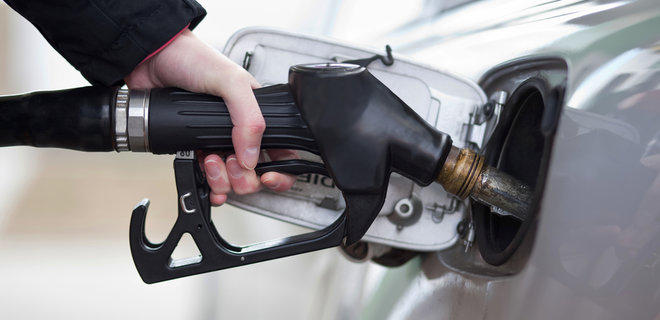 На АЗС начали дешеветь бензин и дизтопливо - Фото