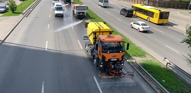 В Киеве начали мыть дороги 