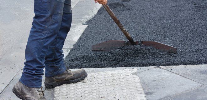 Некачественный ремонт дорог на 121 млн грн: директору компании объявили о подозрении - Фото
