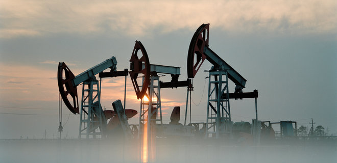 Нефть дешевеет из-за паники на финансовых рынках - Фото