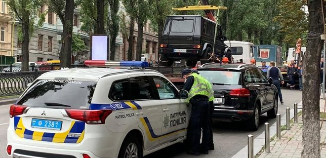 В Киеве начали эвакуировать неправильно припаркованные авто: фото - Фото