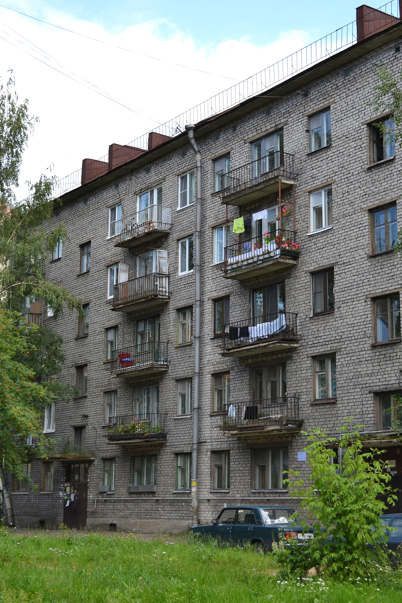 Какого года брежневки. Пятиэтажная кирпичная брежневка. Сталинки хрущевки брежневки горбачевки. Сталинка хрущевка брежневка Путинка. Кирпичные хрущевки.