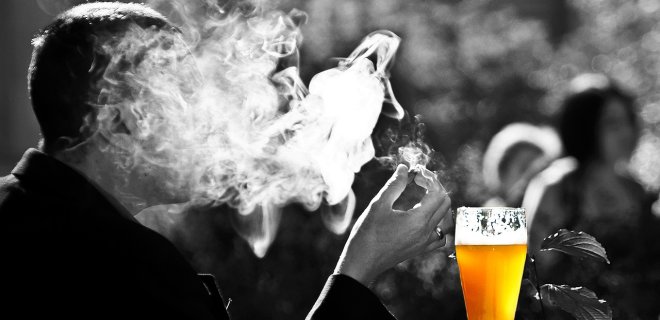 В Австрии запретили курить в барах и ресторанах - Фото
