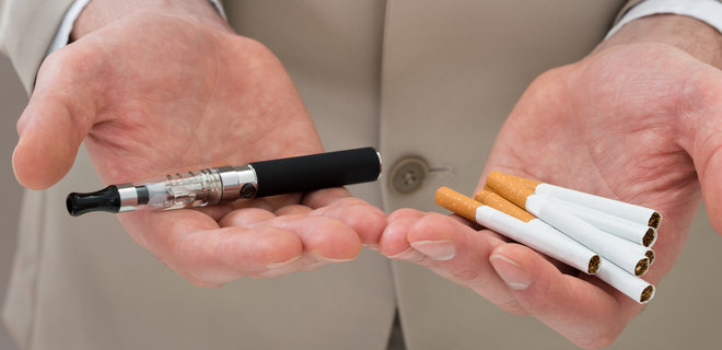 Верховна Рада заборонила курити електронні цигарки  у громадських місцях - Фото