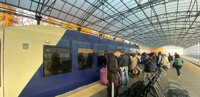 Укрзалізниця запустит новый поезд в Борисполь - Фото